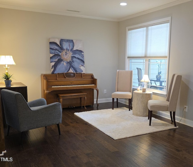 living area featuring hardwood / wood-style flooring, baseboards, recessed lighting, and ornamental molding