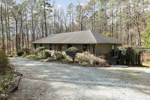 ranch-style home featuring gravel driveway