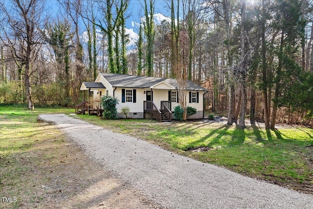 view of front of house featuring a front yard, crawl space, and driveway