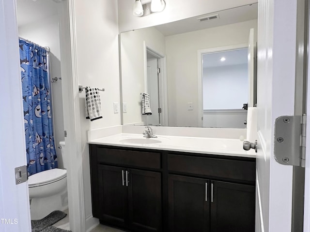 bathroom with a shower with curtain, visible vents, vanity, and toilet