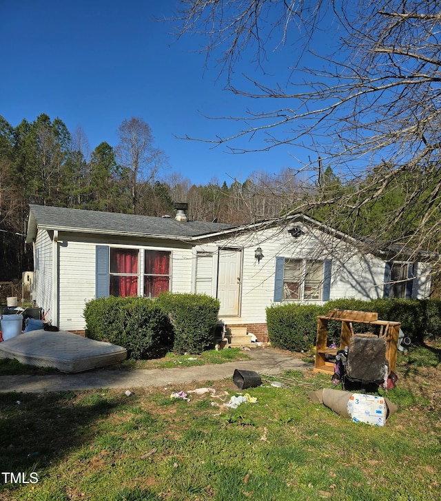 view of front of property featuring a front yard