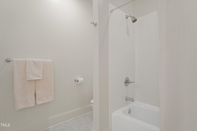 full bathroom with baseboards, toilet, and shower / bath combo with shower curtain