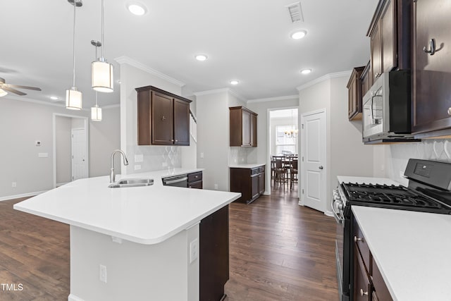 kitchen with visible vents, dark wood-type flooring, appliances with stainless steel finishes, a ceiling fan, and a sink