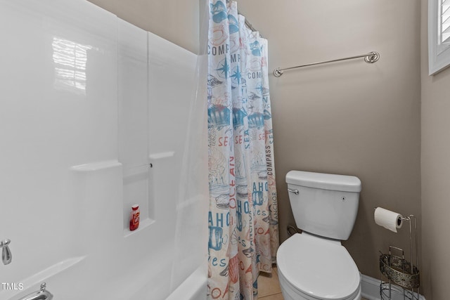 bathroom featuring toilet and shower / tub combo