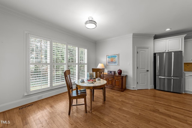 dining space featuring visible vents, recessed lighting, light wood-style floors, crown molding, and baseboards