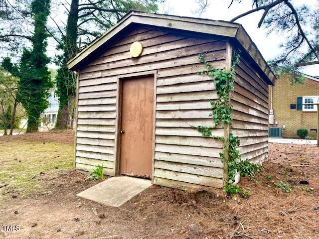 view of outdoor structure featuring an outbuilding