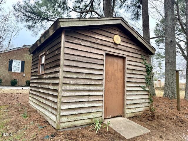 view of outdoor structure featuring an outbuilding