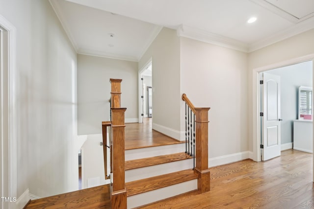 stairs featuring recessed lighting, crown molding, baseboards, and wood finished floors