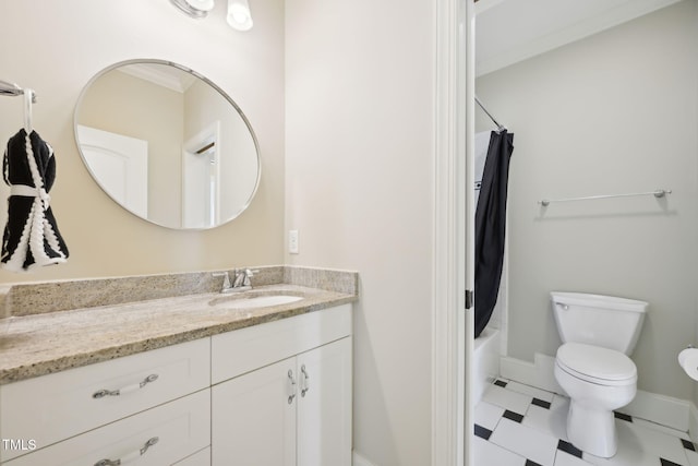 bathroom with baseboards, toilet, shower / bath combo, and vanity