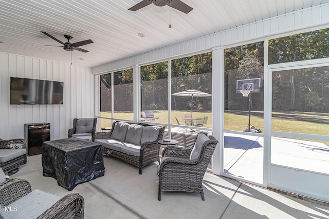 sunroom with ceiling fan