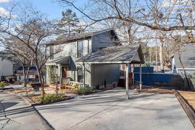 view of front facade with driveway