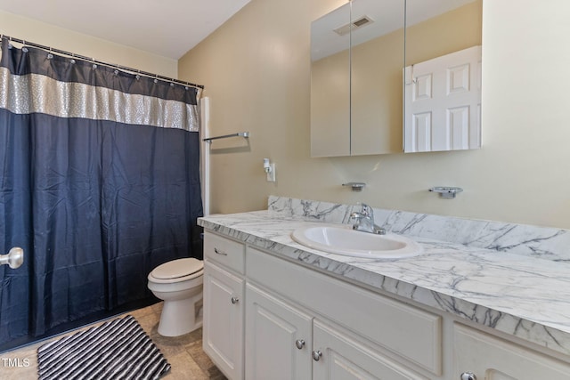 full bathroom featuring a shower with curtain, visible vents, vanity, and toilet