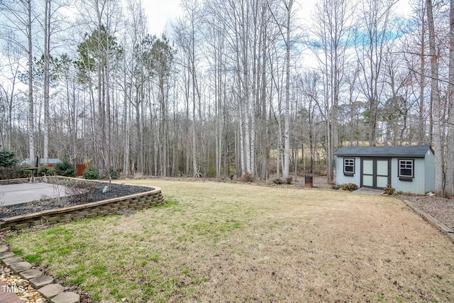 view of yard featuring a storage shed and an outdoor structure