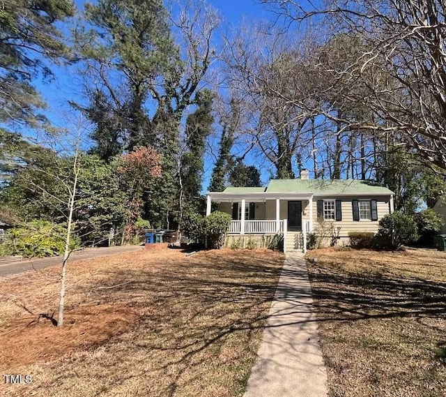 single story home with a porch