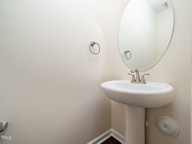 bathroom with visible vents and baseboards