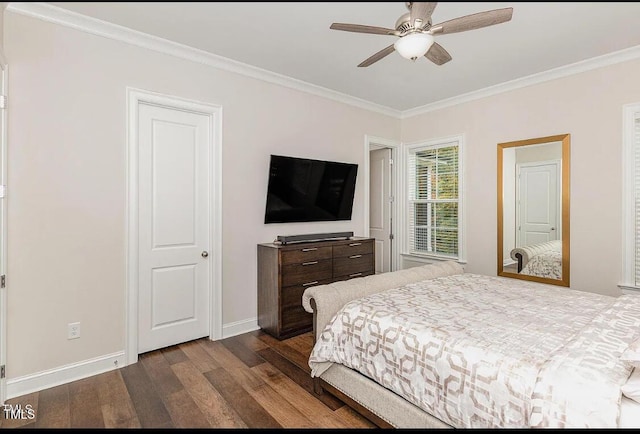 bedroom with dark wood-style floors, a ceiling fan, baseboards, and crown molding