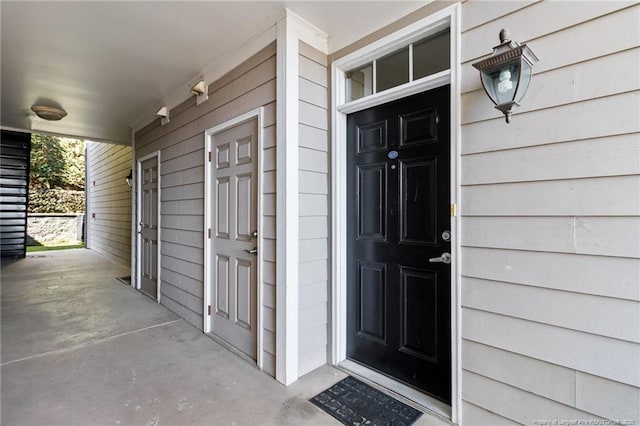 property entrance with covered porch