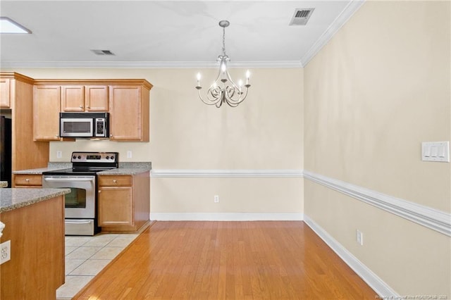 kitchen with ornamental molding, appliances with stainless steel finishes, light wood finished floors, and visible vents