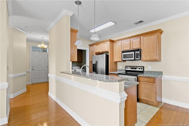 kitchen featuring stainless steel appliances, visible vents, light wood-style flooring, ornamental molding, and a peninsula