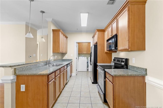 kitchen featuring crown molding, appliances with stainless steel finishes, a sink, washer and dryer, and a peninsula