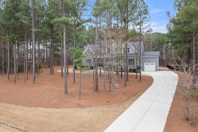 view of front facade with a garage and concrete driveway