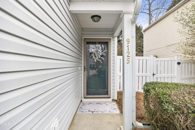 entrance to property with fence