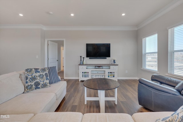 living room featuring dark wood-style floors, recessed lighting, crown molding, and baseboards