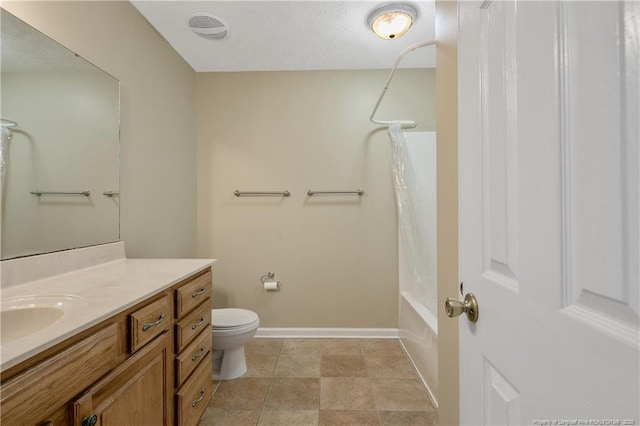 full bath featuring visible vents, shower / bathtub combination with curtain, toilet, vanity, and baseboards