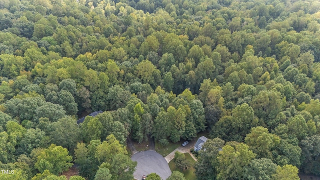 birds eye view of property featuring a forest view