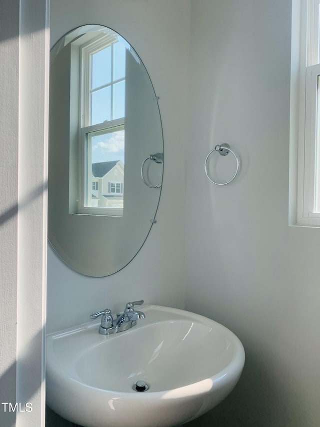 bathroom featuring a sink