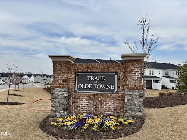 community / neighborhood sign with a residential view