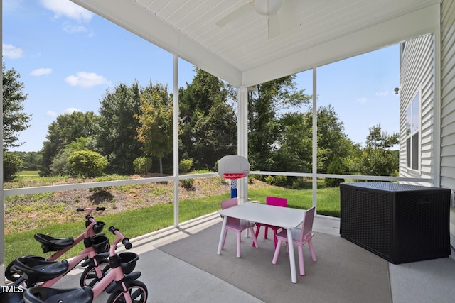 sunroom with ceiling fan