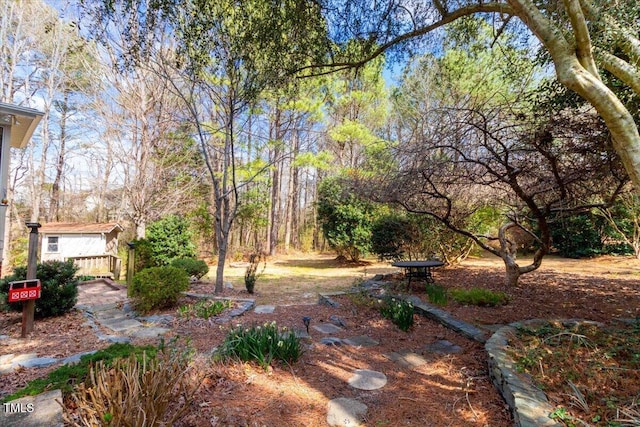 view of yard featuring an outdoor structure