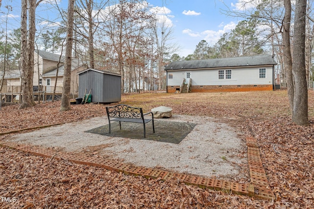 view of yard with a shed and an outdoor structure