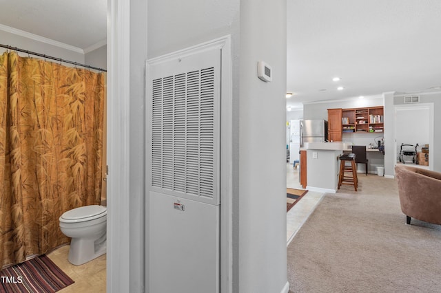 bathroom featuring toilet, recessed lighting, visible vents, a heating unit, and crown molding