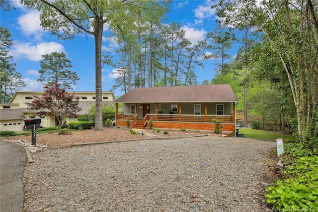 view of front of home with covered porch and driveway