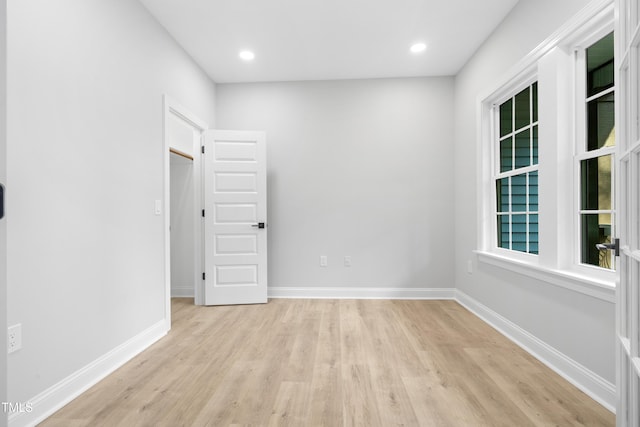 unfurnished room featuring light wood-style flooring, recessed lighting, and baseboards