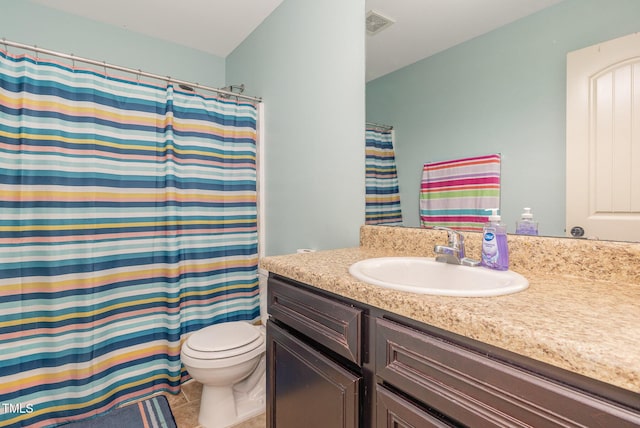 full bath with tile patterned floors, visible vents, toilet, a shower with curtain, and vanity