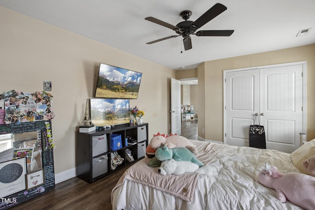 bedroom with visible vents, ceiling fan, baseboards, a closet, and dark wood-style flooring