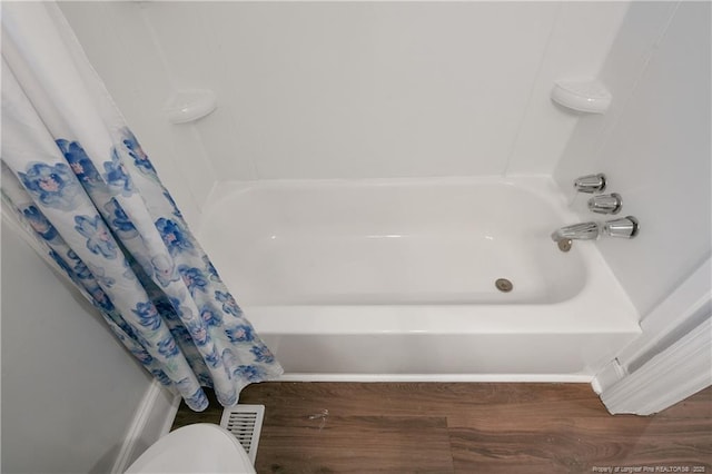 bathroom featuring shower / tub combo