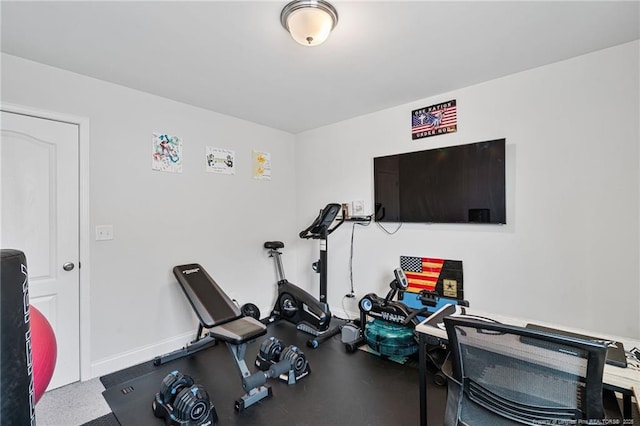 workout area featuring baseboards