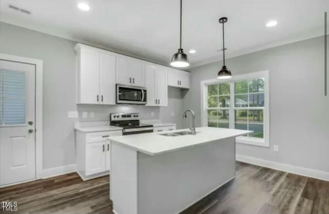 kitchen featuring stainless steel appliances, dark wood-type flooring, a sink, white cabinets, and light countertops