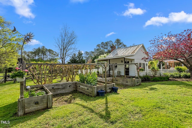 view of yard with a garden