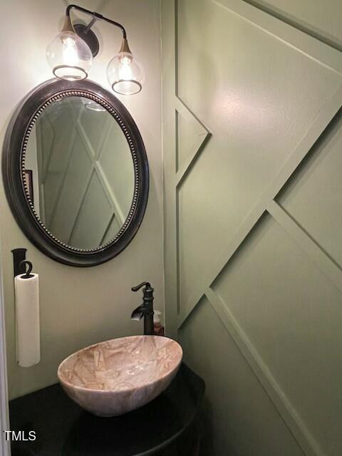bathroom featuring a sink