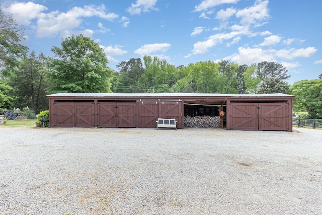 view of outdoor structure with an outbuilding