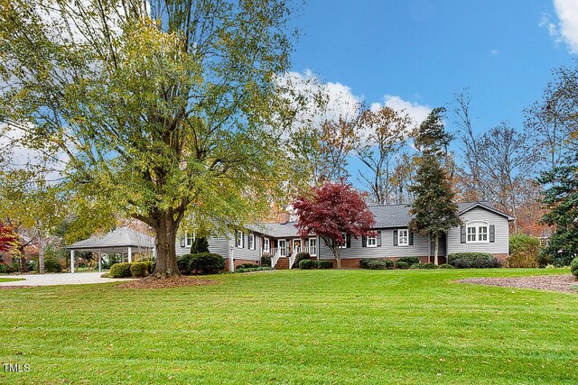 single story home featuring driveway and a front lawn