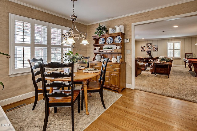 dining area with crown molding, recessed lighting, visible vents, light wood-style flooring, and baseboards