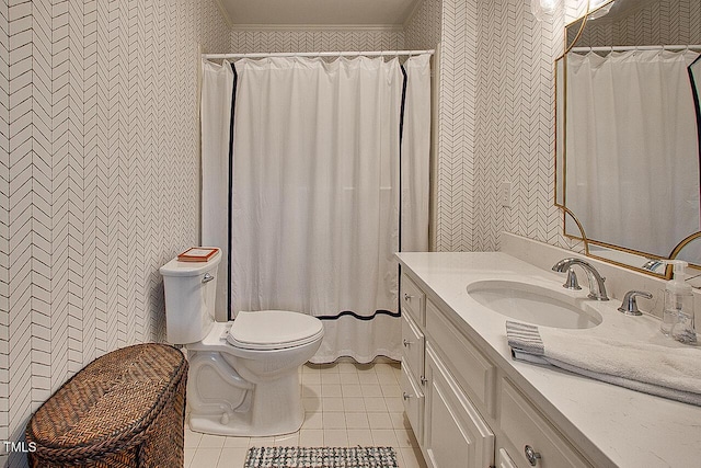 full bath featuring a shower with shower curtain, toilet, tile patterned flooring, vanity, and tile walls