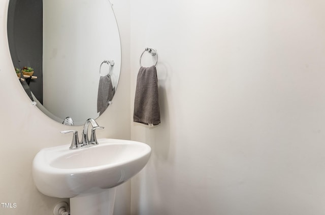 bathroom featuring a sink