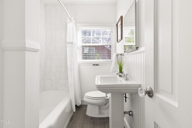 full bath featuring shower / bathtub combination with curtain and toilet